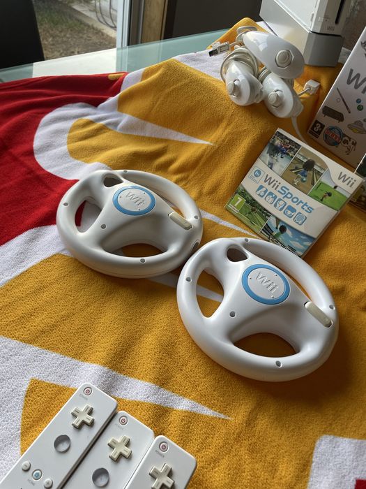 Lote Wii completo - Consola Wii + 3 comandos + 3 jogos (sonic etc) + 3 nunchuks + 2 volantes