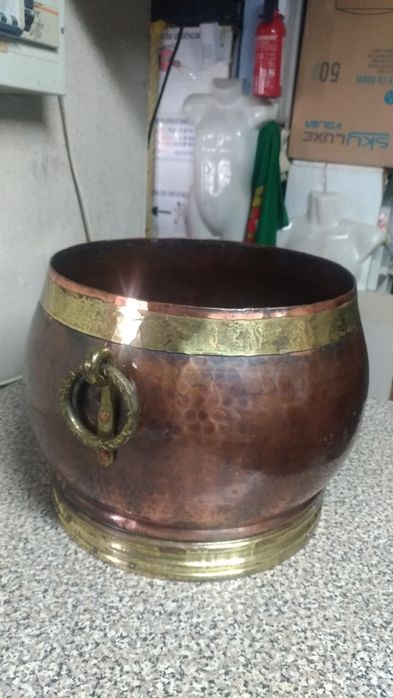 Pote decorativo em cobre e latão