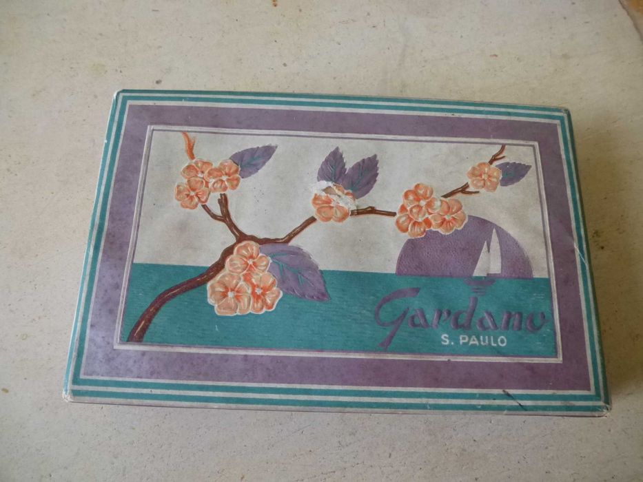 Caixas de madeira e outras, antigas