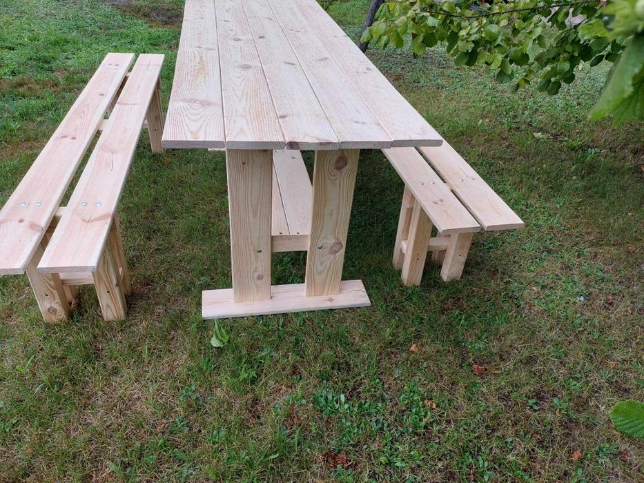 Stół wraz z ławkami