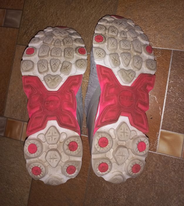 Лёгкие кроссовки в сеточку дырочку серые спортивные без шнурков