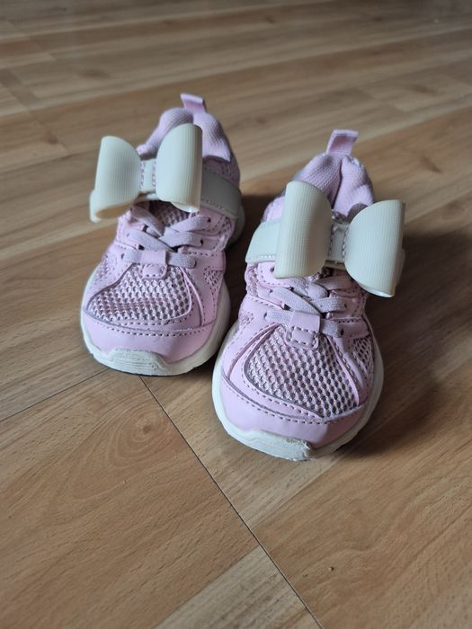 Кросівки фірми Zara з бантиками