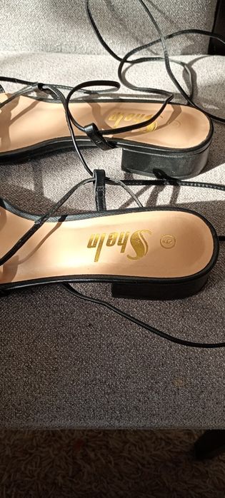 Ładne buty czarne sandałki na sznurki zawiązywane na łydce