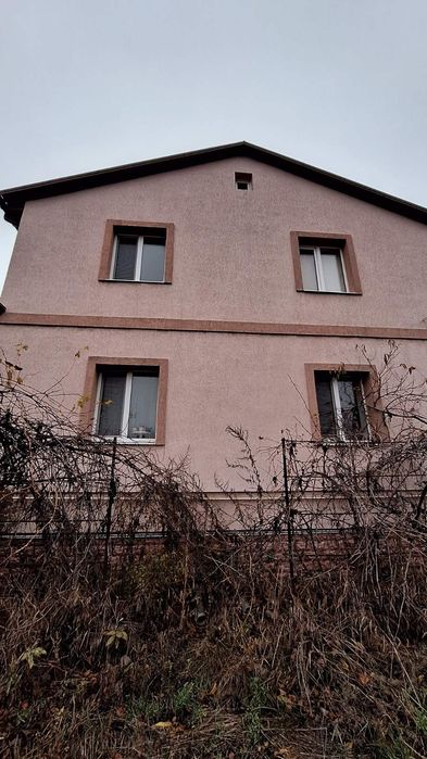 Сучасний будинок з великою ділянкою
