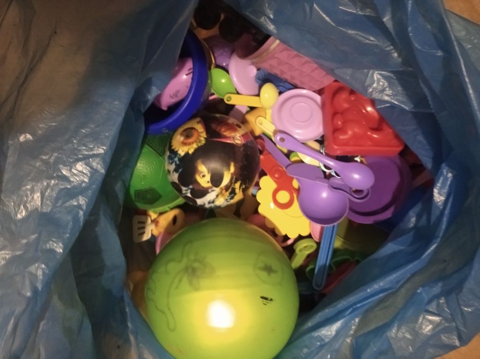 Пазли, логічні ігри, м'які іграшки, різні іграшки