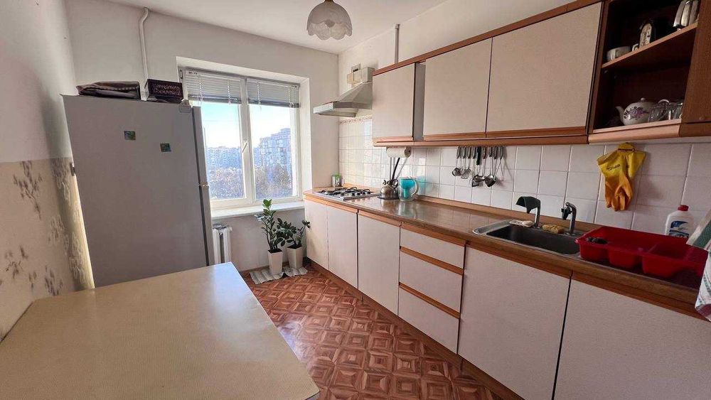 Продам трехкомнатную квартиру в тихом районе в городе у моря