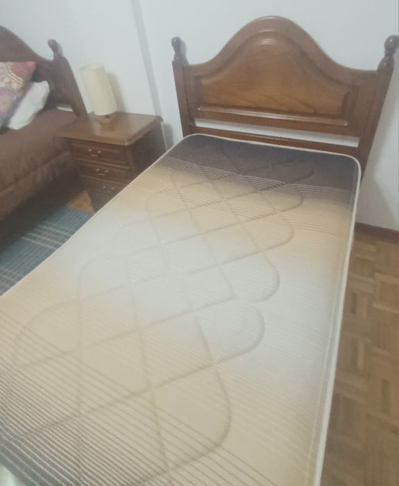 Duas camas de solteiro e mesa de cabeceira em madeira maciça