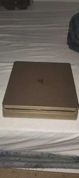 Vendo PlayStation 4 dourada como nova urgente