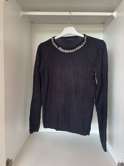 Sweter czarny z ozdobnym łańcuchem