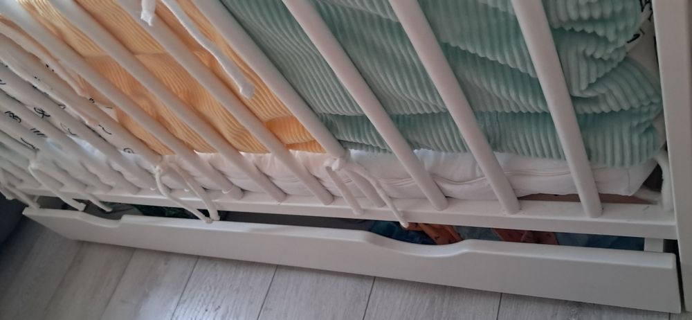 Łóżeczko niemowlęce z szufladą i materacem