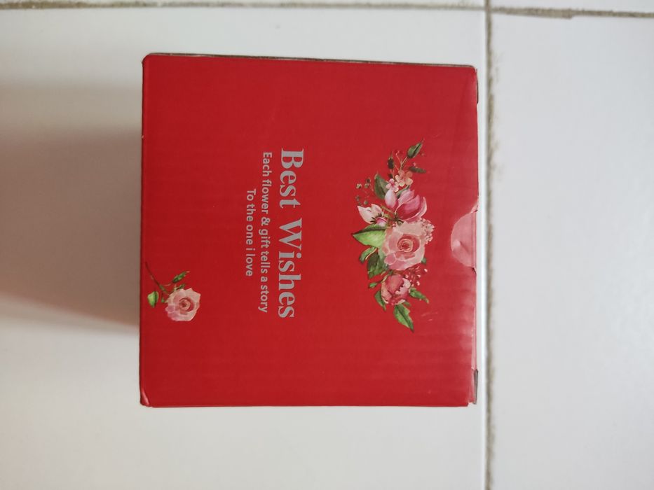 Caixa com rosa e colar