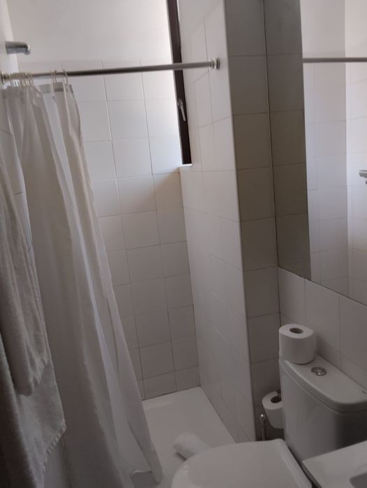 Alugo quarto com casa de banho privada.