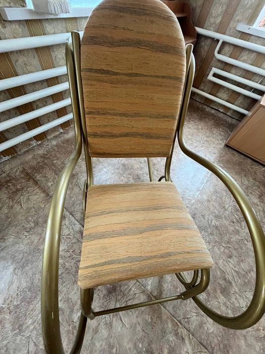 Продам зручне крісло-качалку