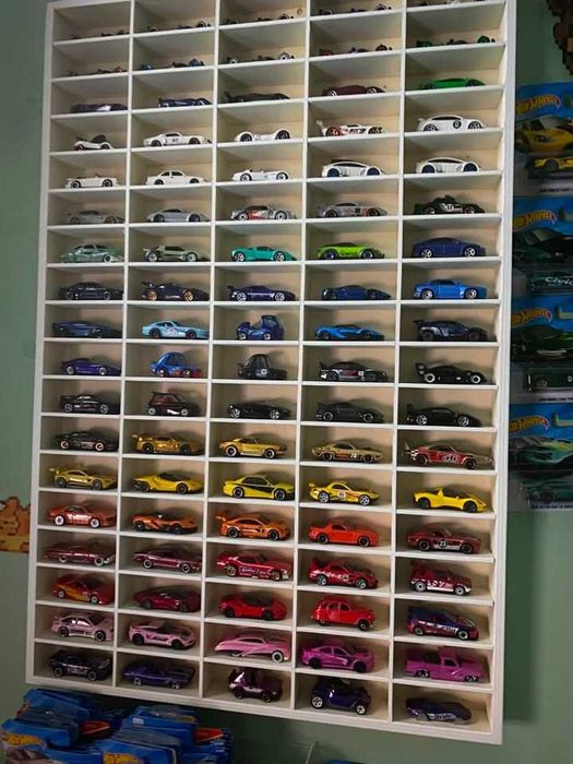 Colecao de hot wheels, Mini Gt e tarmac e parteleira incluida