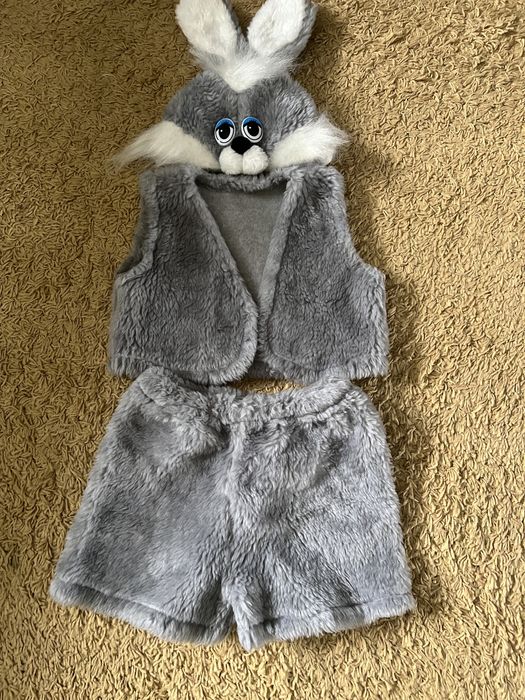 Новорічні костюми.(заєць, вовк, гном, циплятко,листочок)