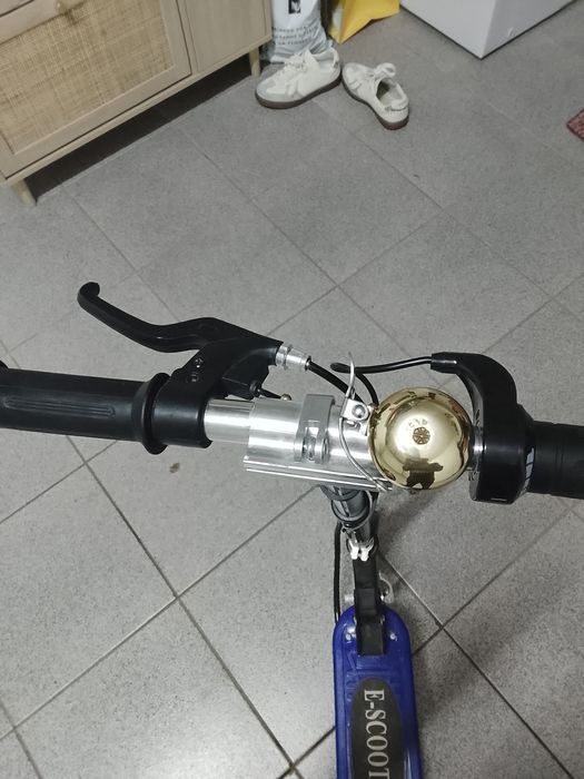 Vendo trotinete eléctrica de criança