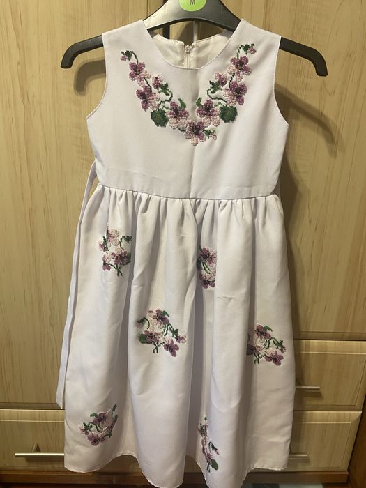 Вишите бісером плаття для дівчинки