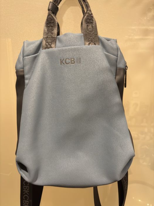 Mochila em pele, praticamente nova.