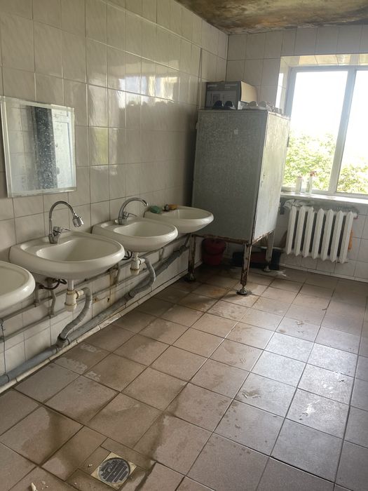 Без % Велика кімната 18.6м2 в бувшому гуртожитку метро Дорогожичі пішки Олени Теліги 45 цегляний будинок ГАЗ парк поруч Шевченківський район ВІЛЬНА