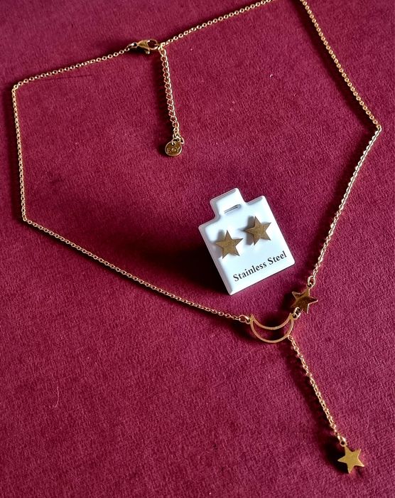 Conjunto dourado (colar e brincos), em aço, com estrelas e uma meia lua.