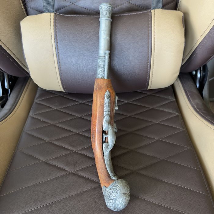 Pistola flintlock antiga ornamentada – peça decorativa