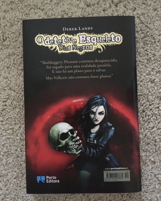 livro “O detetive Esqueleto: Dias Negros” de Derek Landy