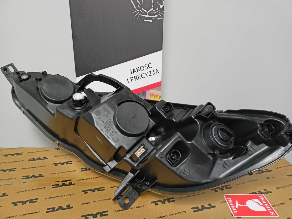 Peugeot 407  04-08 Lampa/Reflektor przód prawy /H1+H7