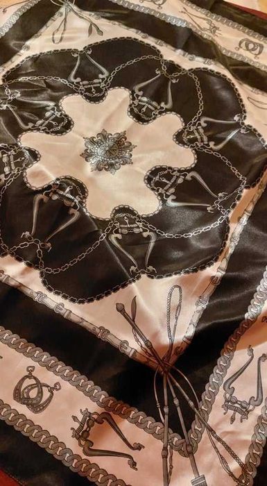Czarno biało srebrna chusta 85x88