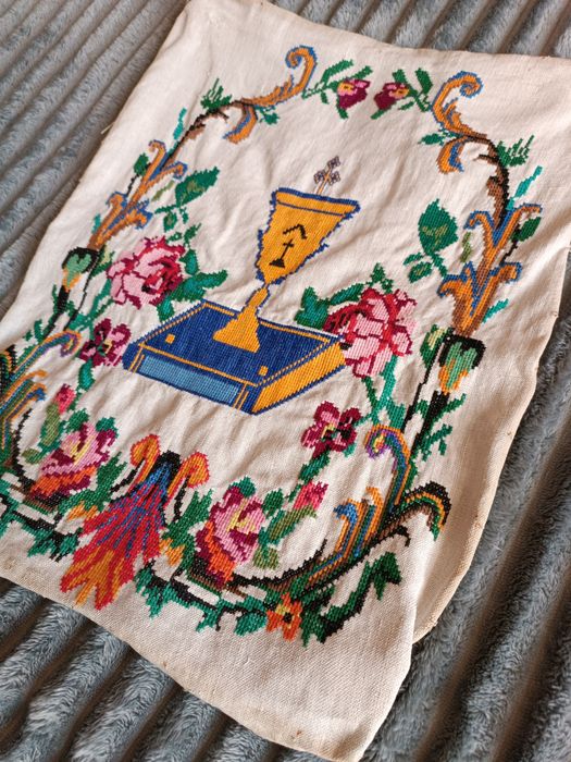 Стародавня вишита Чаша