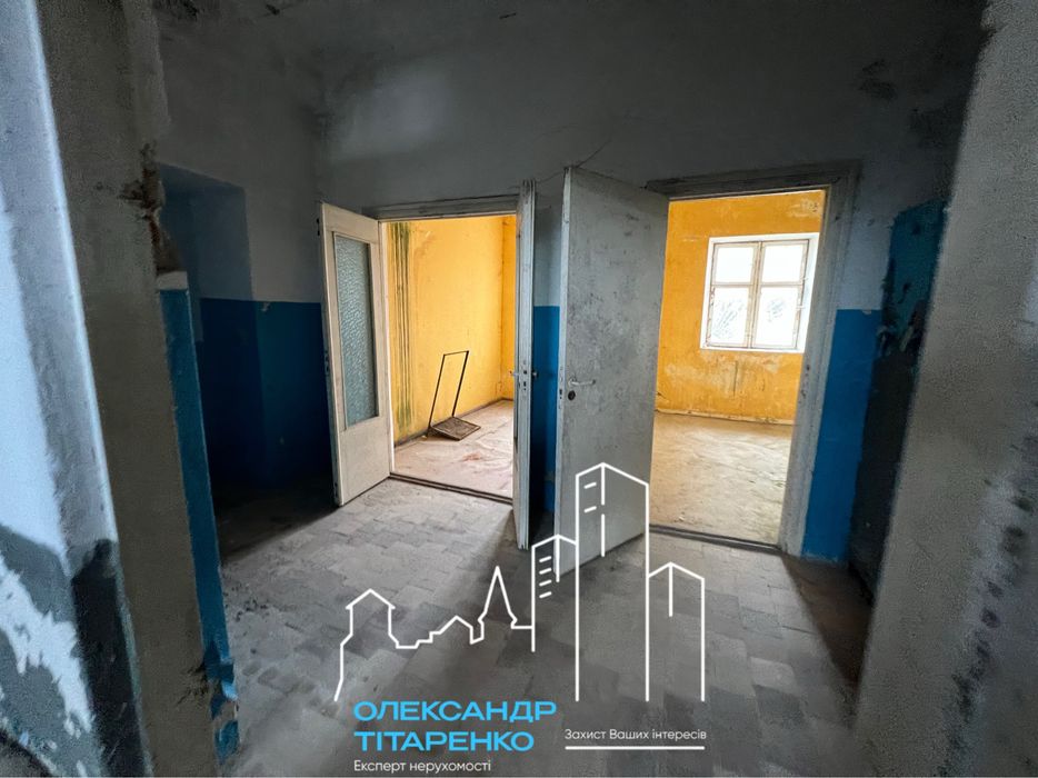 Продам комерційне приміщення з боксом під бус!