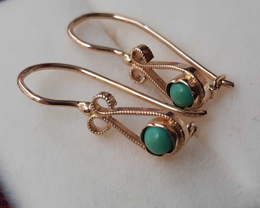 Stare złote kolczyki z naturalnym turkusem.