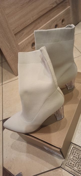 Botki białe materiałowe