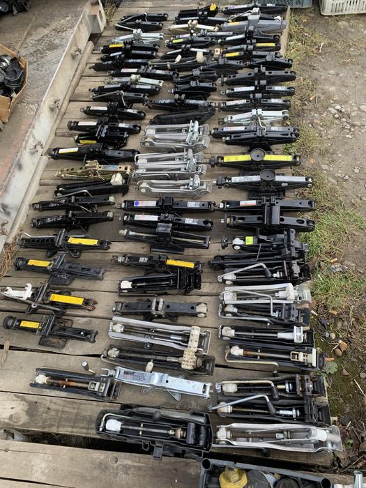 Домкрати до легкових автомобілів.