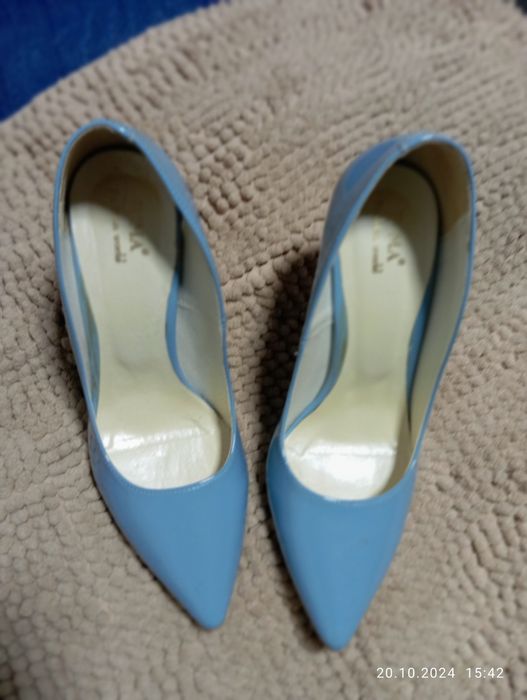 Blekitne lakierowane szpilki