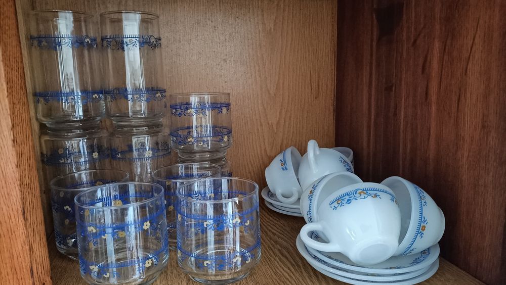 Conjunto de chavenas de café e copos vidro