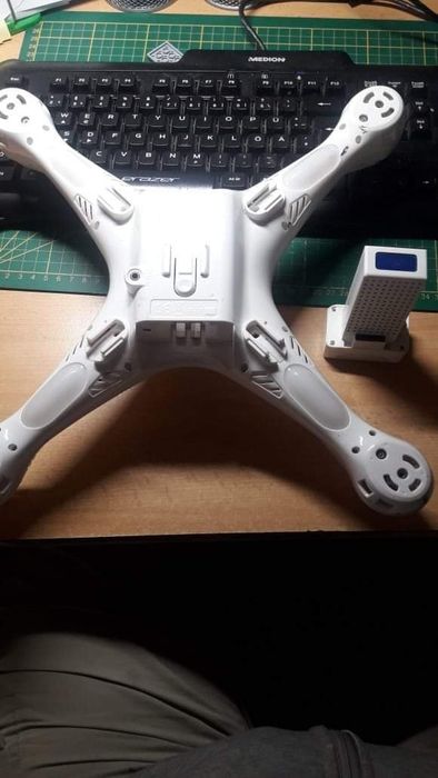 Dron zabawka na części