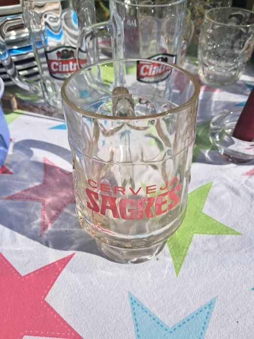 Varias canecas de cerveja