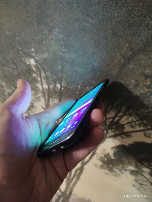 Мобильный телефон смартфон Samsun Galaxy A3 2017г.
