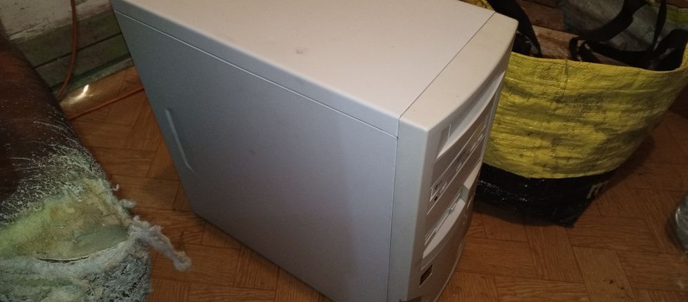 Komputer stacjonarny Pentium 3 retro uszkodzony