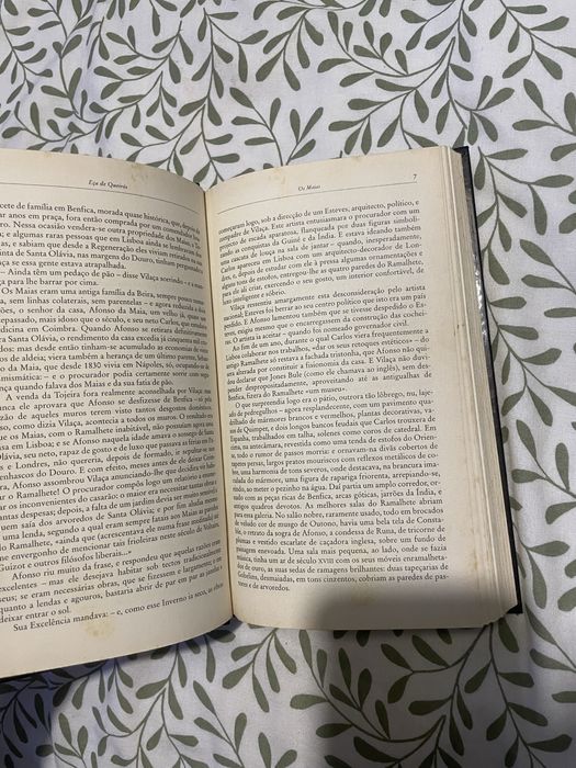 Livro Os Maias – Volume I de Eça de Queirós, edição Coleção Novis / Biblioteca Visão.