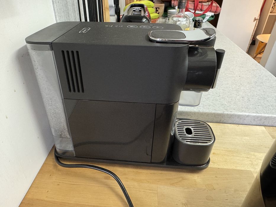 Máquina de Café DELONGHI Nespresso Lattissima