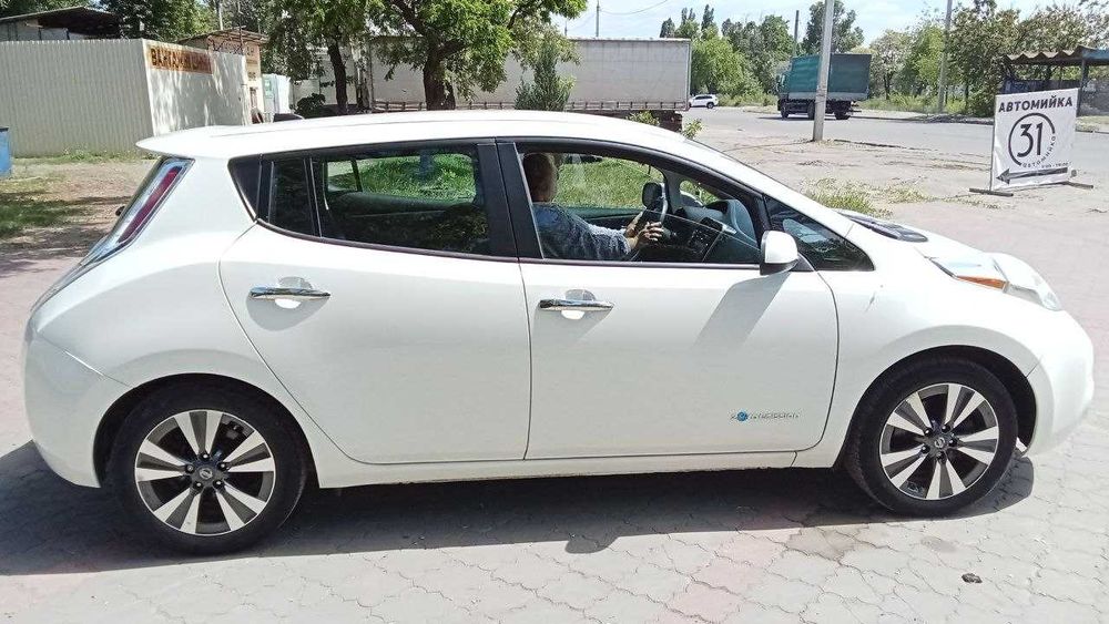 nissan leaf SV 2016 30 квч 54т км белый сша 11 из 12