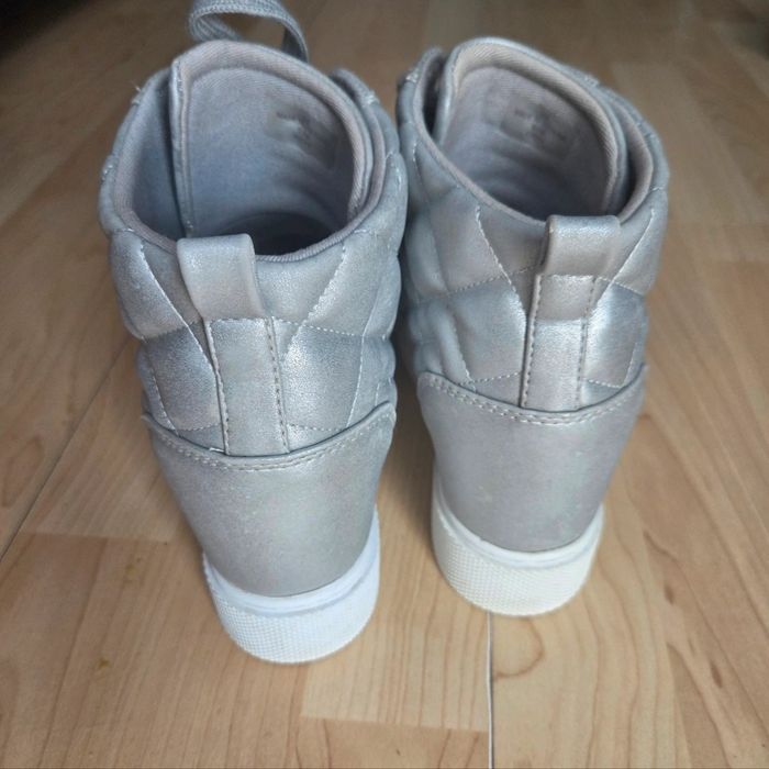 Srebne wysokie sneackersy Guess r. 38