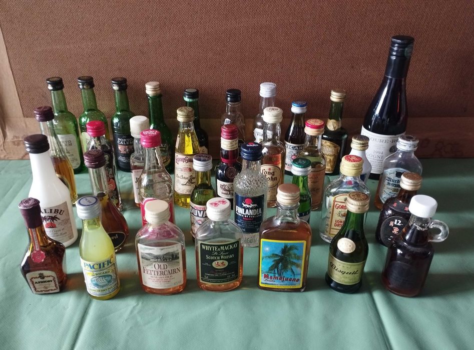 Antiguidades e colecionismo lote de 34 unidades