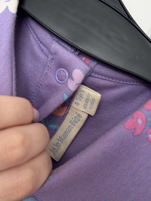 Сукня красивого фіолетового кольору з квітами