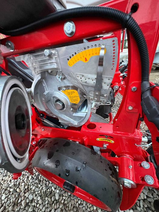 Siewnik do kukurydzy 4 rzędowy Ozduman HVMD 4  podsiewacz INOX 1000l