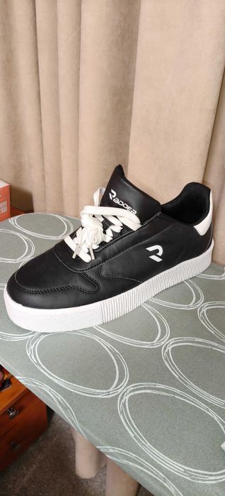 Кросівки жіночі кожані