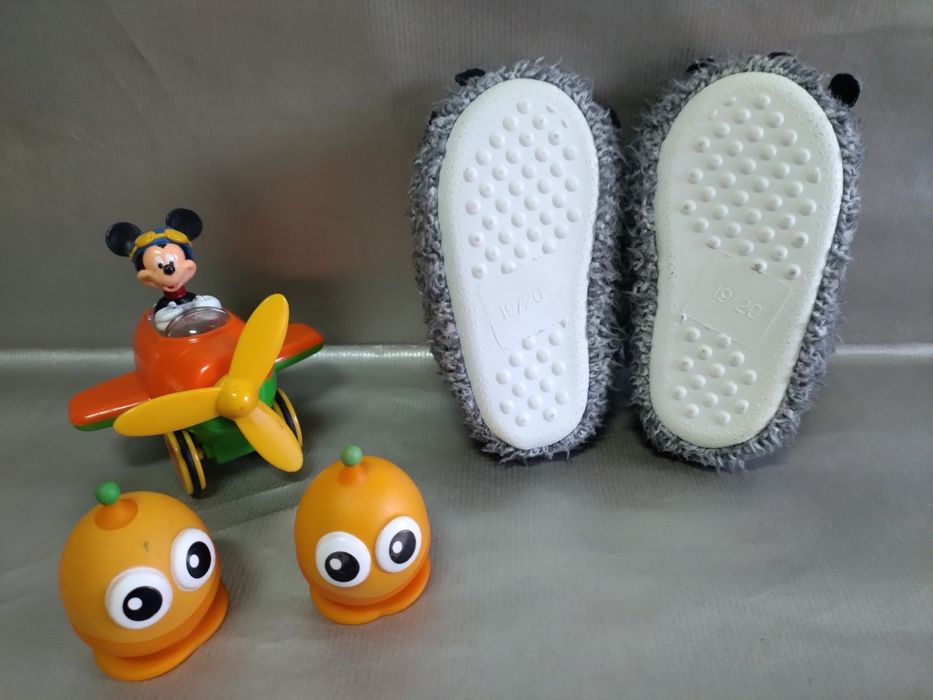 Pantufas tam. 19/20 novas com oferta bonecos