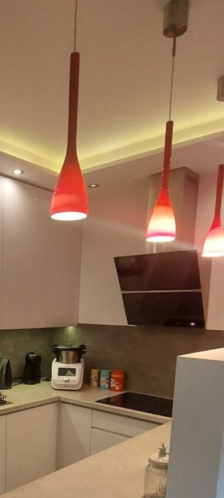 Lampy czerwone nad blat kuchenny