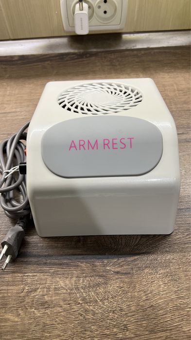 Маникюрная лампа ,вытяжка для маникюра